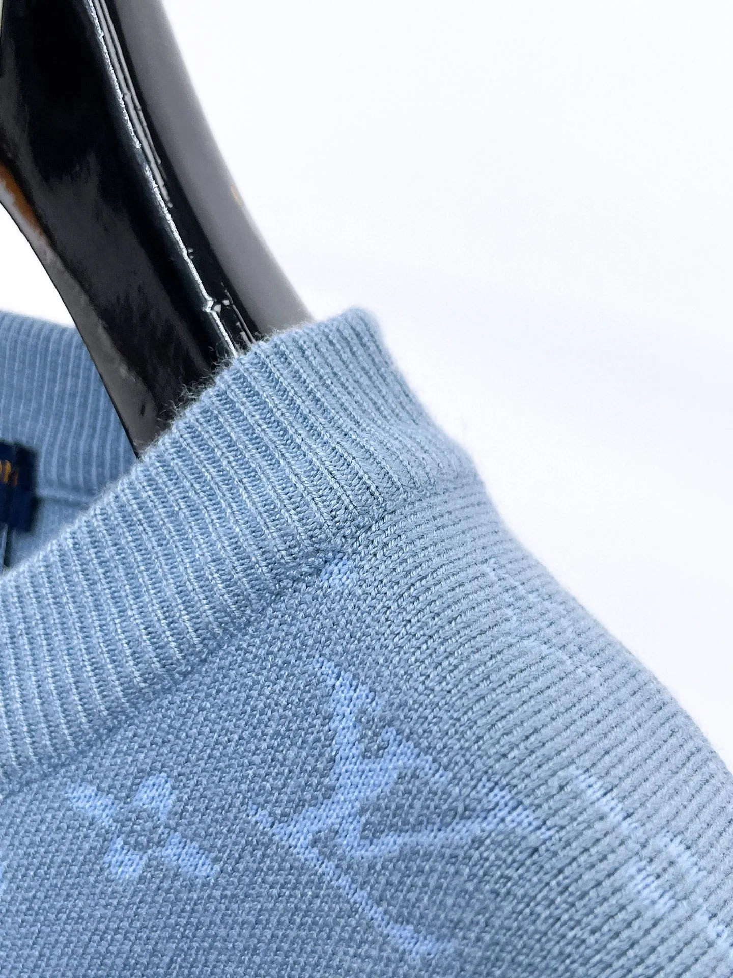 🅿️440 LV 2025ss new wool blended round neck long sleeve sweater cardigan bottoming shirt, high-end version! The custom-made fabrics at the counter are highly breathable and comfortable, with impeccable details and brand element design concepts, reflecting high quality. It feels delicate and soft! It presents a casual cut and the upper body shape is great! 🐉Code size: M-3XL